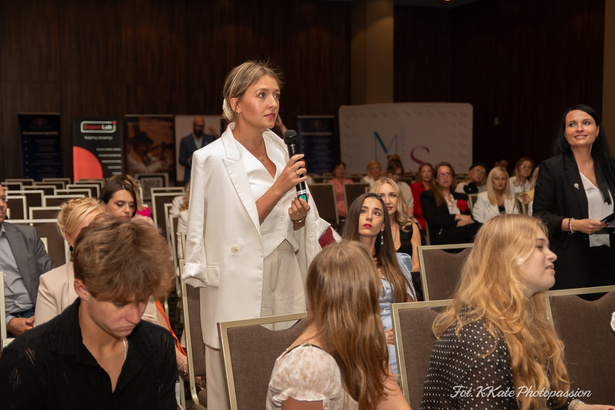 Gabriela Szostak podczas wystąpienia z mikrofonem przed publicznością